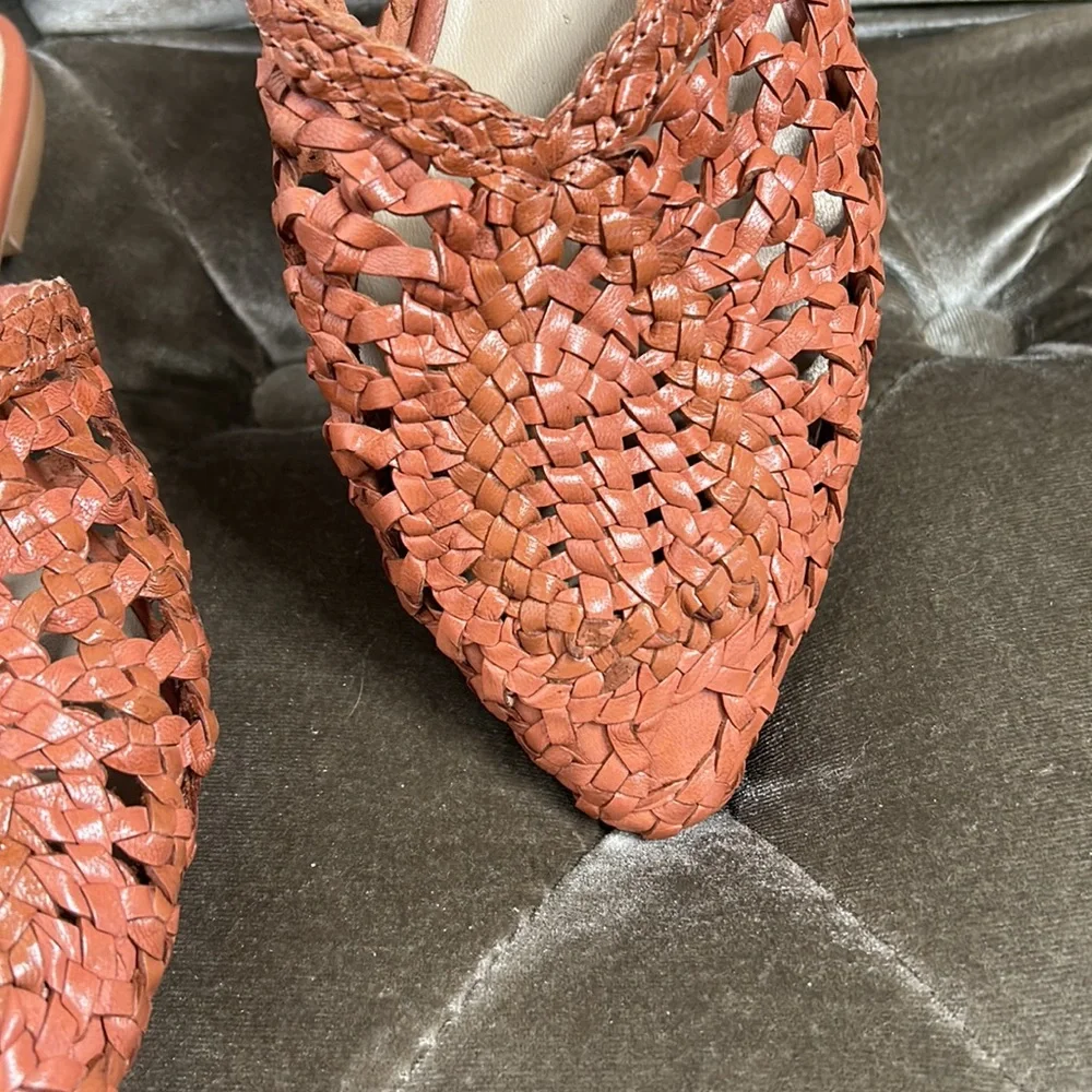 42 Gold Charmed basket weave woven leather mules - Picture 3 of 7